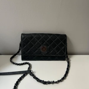 Svart handväska - Svart handväska med söta detaljer och mönster 💕