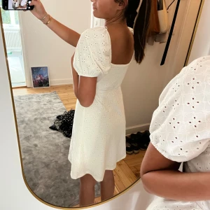 Vit klänning - Så fin vit klänning som aldrig kommit till användning 