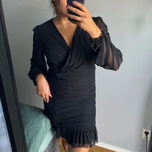 Klänning  - Fin klänning med volangdetaljer från Vero Moda. Använd 3 gånger och i fint skick. 