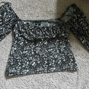 Blommig blus  - En blommig blus från Gina tricot i storlek XS. Säljer då den är för liten i bysten. Använd 2-3 gånger! 