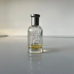 Hugo Boss Bottled EDT 50 ml - 50 ml flaska, cirka 15% av flaskan kvar, äldre årsgång (osäker på exakta årtalet, har haft den i minst 7 år), original box medföljer ej!