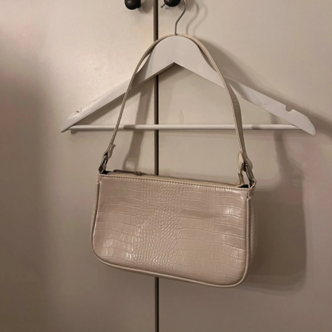 Vit liten axelväska