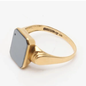 Klack ring 18 k - Klack ring med Sten. Storlek 63/20 väger ca 4,85g 
