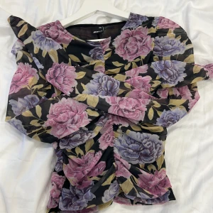  Jättefin blommig tröja  - Jättefin blommig mech tröja från Gina tricot som är använd max 3 gånger under små perioder. Köptes för ca 150kr och priset kan diskuteras🩷