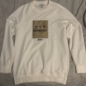 Burberry sweatshirt  - Den är använd 1 gång, man kan säga att den är hel ny. Den är för liten och den ba ligger i garderoben och dammar så varför inte sälja den.