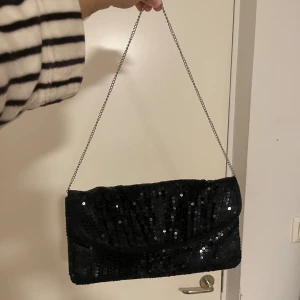 Glittrig handväska - En supersöt glittrig handväska som jag endast använt en gång🖤