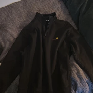 Carhartt zip tröja storlek L - Passar till storlek L men samt XL. Den har inga defekter utan är i bra skick
