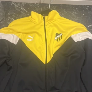 Häcken zip hoodie - Fick den av en gammal vän aldrig varit intresserad av svensk fotboll så den har bara legat hemma, hoppas något häcken fän här, tror mer det är ifk människor här, någon ifkr köpa tröjan och bränna den för en TikTok 😂