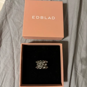 Edblad ring  - Säljer min Edblad ring då jag bytt till guld smycken. Inga defekter. Och använt ett fåtal gånger. Även intresserad i byte. 