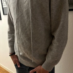 Kashmir hoodie  - Säljer nu min fina Kashmir hoodie, den är inte nopprig, 100% kashmir, ny skick använd endast 2 gånger, ny pris ca 1699, köpt i London i en butik som jag dessvärre inte minns.