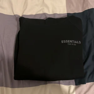 Svart essentials hoodie  - Hej, säljer den här hoodien eftersom den inte passar mig längre, nästan aldrig använd. Storlek S men passar som Xs