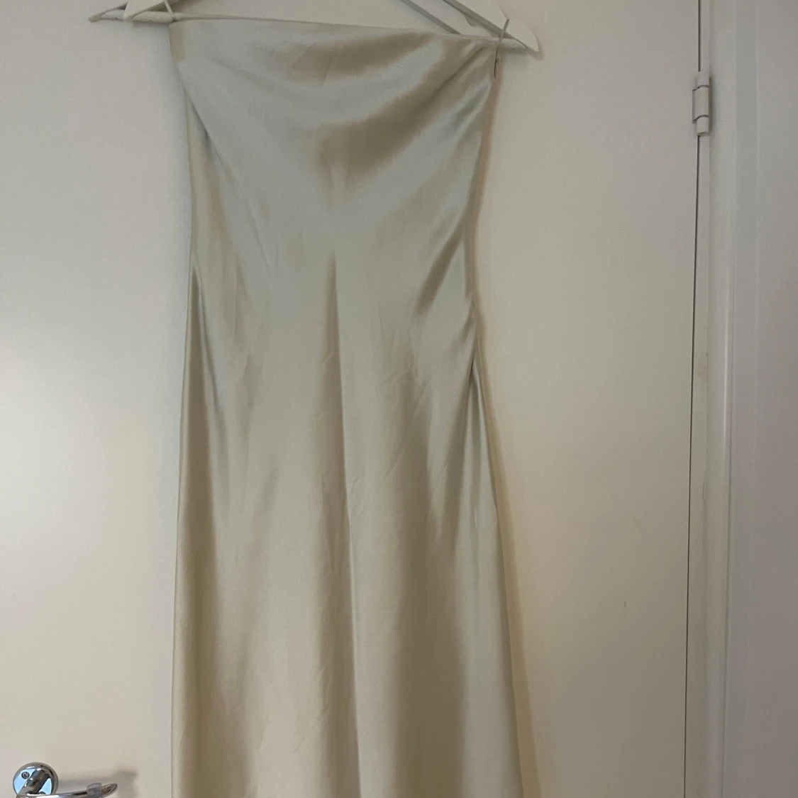 Mintgrön satinklänning