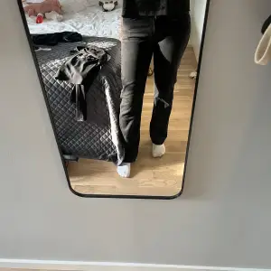 Säljer dessa jeans från bikbok. I mycket fint skick. Ny pris 599 kr. 