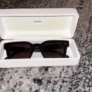 Svarta Chimis - Svarta Chimis, köpta i somras använda 5 gånger ish. Stått o dammat mest, rengör dem innan frakt. 