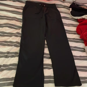 Svarta byxor från 157 - Säljer nu mina snygga svarta mjukisbyxor från lager då dom är för stora för mej. Dom är använda fåtal ggr och inga defekter vad jag kan se på dom. Storlek M. Hör av dej vid intresse eller för mer info eller fler bilder på dom. Köparen betalar frakten💕