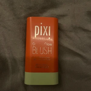 Pixi On-the-Glow Blush - Säljer en Pixi On-the-Glow Blush i färgen Juicy. Denna återfuktande stick är perfekt för både kinder och läppar. Kompakt och lätt att använda med twist-up funktion. Perfekt för en fräsch look!