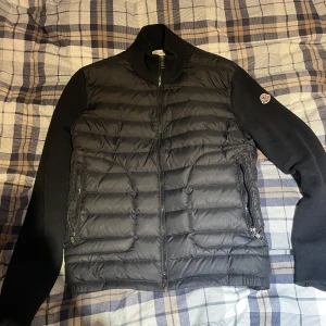 Moncler cardigan M - Tja säljer en moncler cardigan storlek M, den är äkta. Nfc finns, bra skick, tveka inte att höra av dig :)