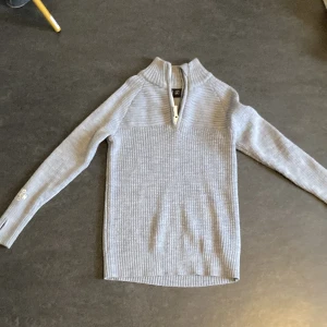 Stickad tröja - Snygg stickad tröja från neomondo använd fåtal gånger inga defekter. Ny pris 400 kronor