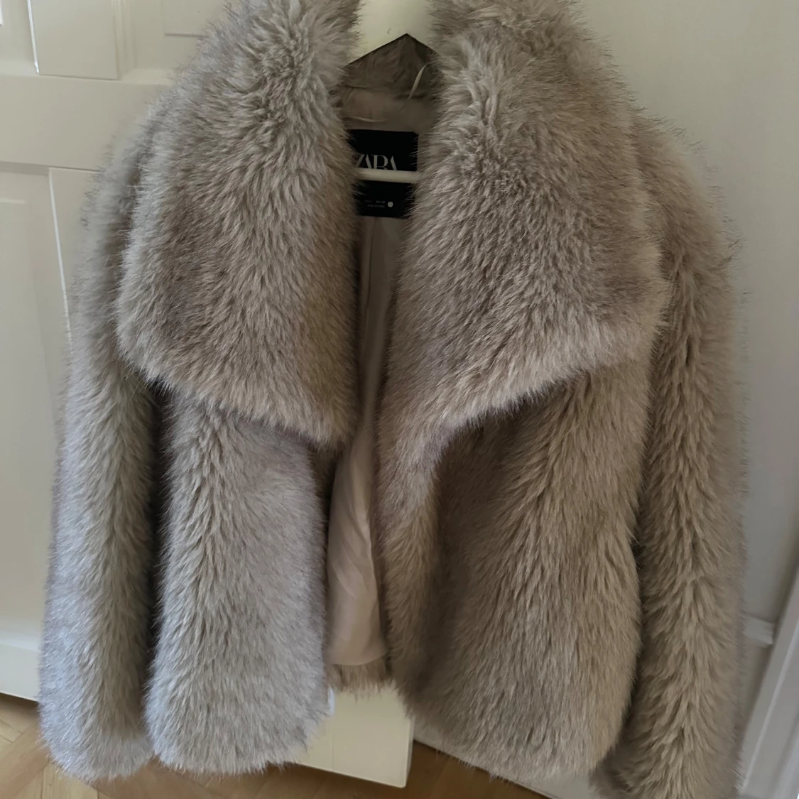 Beige pälsjacka från Zara - 90