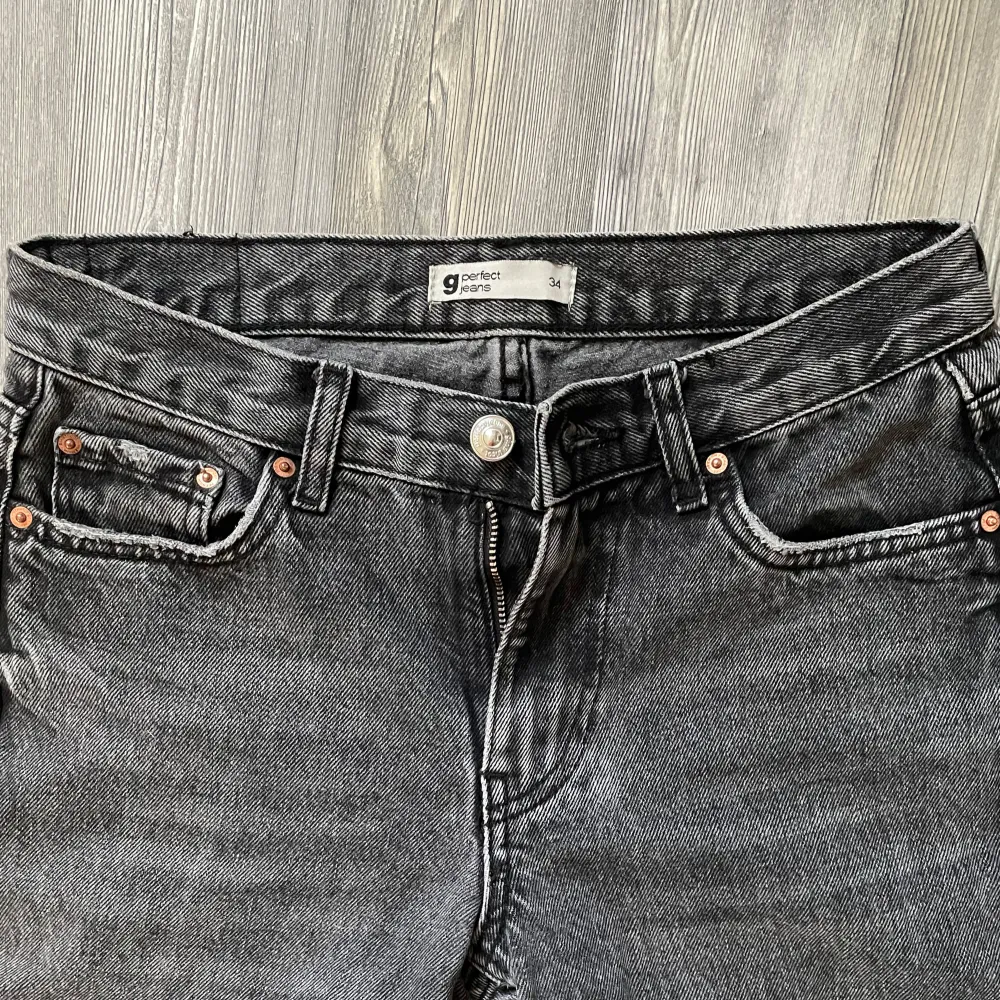 Säljer ett par grå jeans, pga. de är för små, från GinaTricot Perfect Jeans med en klassisk femficksdesign. De har en rak passform och är lowwaist. Perfekta för en snygg och avslappnad stil.. Farkut & Housut.
