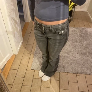 Lågmidjade gråa jeans  - Gråa lågmidjade jeans från Gina i fint sick 