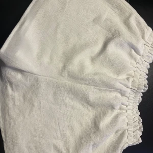 Vita shorts från SHEIN - Snygga vita shorts från SHEIN med elastisk midja för en bekväm passform. Perfekta för varma sommardagar.