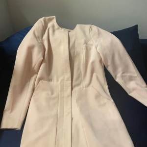 Rosa kappa  från Vero Moda - Elegant beige vår kappa från Vero Moda i storlek XS.