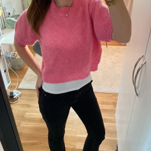 Rosa stickad tröja från Zara (kontakta mig innan köp) - Säljer en superfin rosa stickad tröja från Zara. Den är i bra skick och perfekt för både vår och höst. Tröjan har en normal passform och korta ärmar, vilket gör den både bekväm och stilren. Perfekt för att liva upp garderoben! ❣️säljer då den är lite för kort för mig som är lång, den är i superfint skick och bara använd ca 2 gånger!