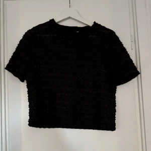 Fest topp - Fest topp! Använt 1 gång, super snygg och sitter perfekt. Går nedanför naveln💕💕💕 Märker heter .Object men köpt på Butik Juli💕