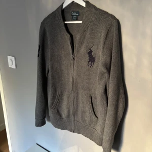 Ralph lauren cardigan - Säljer nu en riktigt ovanlig/unik Ralph lauren fullzip/cardigan. Den är tjockt stickad och väldigt varm. Storlek är XL i barn vilken motsvarar S kanske lite större i herr. Riktigt bra passform iallafall. Hör av dig vid frågor🤝