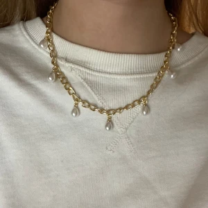 Guld halsband med pärlor - Har. Gjort det själv, vet ej om det rostar