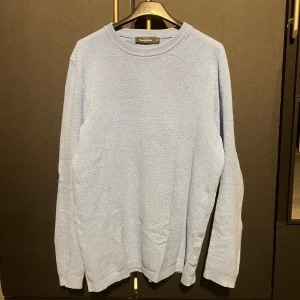 Ljusblå tröja från Dressmann - Säljer en stilren ljusblå tröja från Dressmann i storlek M. Tröjan är använd men är i mycket bra skick, köpt för 499kr. Priset kan diskuteras vid smidig affär🙂