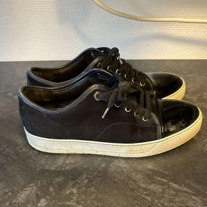 Lanvin blå - Hej! Säljer nu dessa snygga mörkblåa sneakers åt min bror. Tveka inte på att höra av er eller om ni vill ha fler bilder!