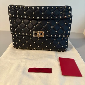 Valentino väska - Sjukt snygg valentino garvani spike bag i medium, tänkte kolla intresset säljer endast vid bra bud😇Den är i nyskick