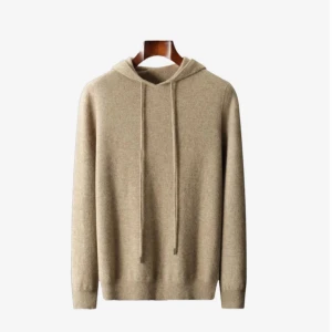 Beige hoodie i kashmir - Säljer en supermjuk beige hoodie i kashmir. Den har en klassisk design med långa ärmar och en justerbar huva med dragsko. Perfekt för kyliga dagar när du vill ha något bekvämt och stilrent, Har inte använt de mer än 1 gång.