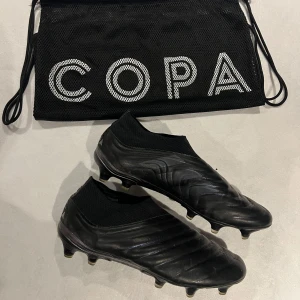 Adidas Copa 20+ FG/AG - Adidas Copa 20+, sjukt bra skick. Storlek 41 1/3 och med lädret blir skon hur skön som helst. Skopåse medföljer.