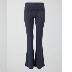 Yoga Pants Petite - Snygga svarta/gråa yoga pants petite. Perfekt för dig som är under 160cm. Är själv 153 och den passar bra!😊Säljer för att den är lite för stor för mig. Ordinarie Pris: 359.95kr, Pris kan diskuteras💕