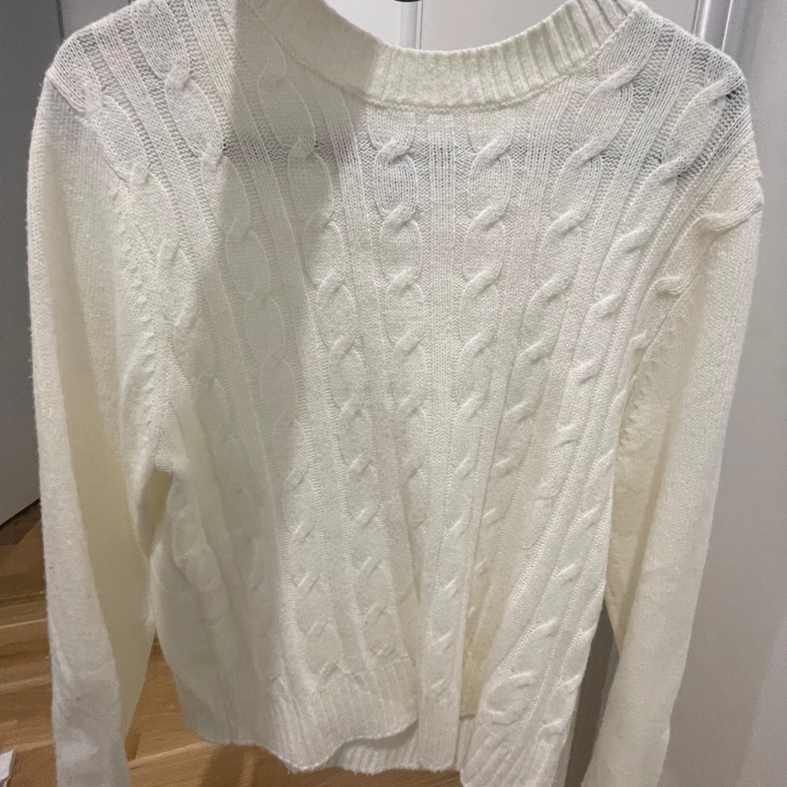 Vit stickad tröja