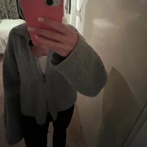 Grå stickad tröja  - En supermjuk ljusgrå stickad zip up från bik bok. Stl s.💓