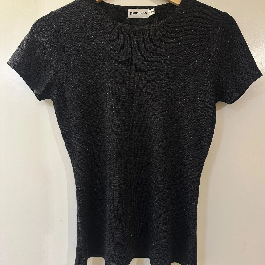 Svart glittrig topp från Gina Tricot