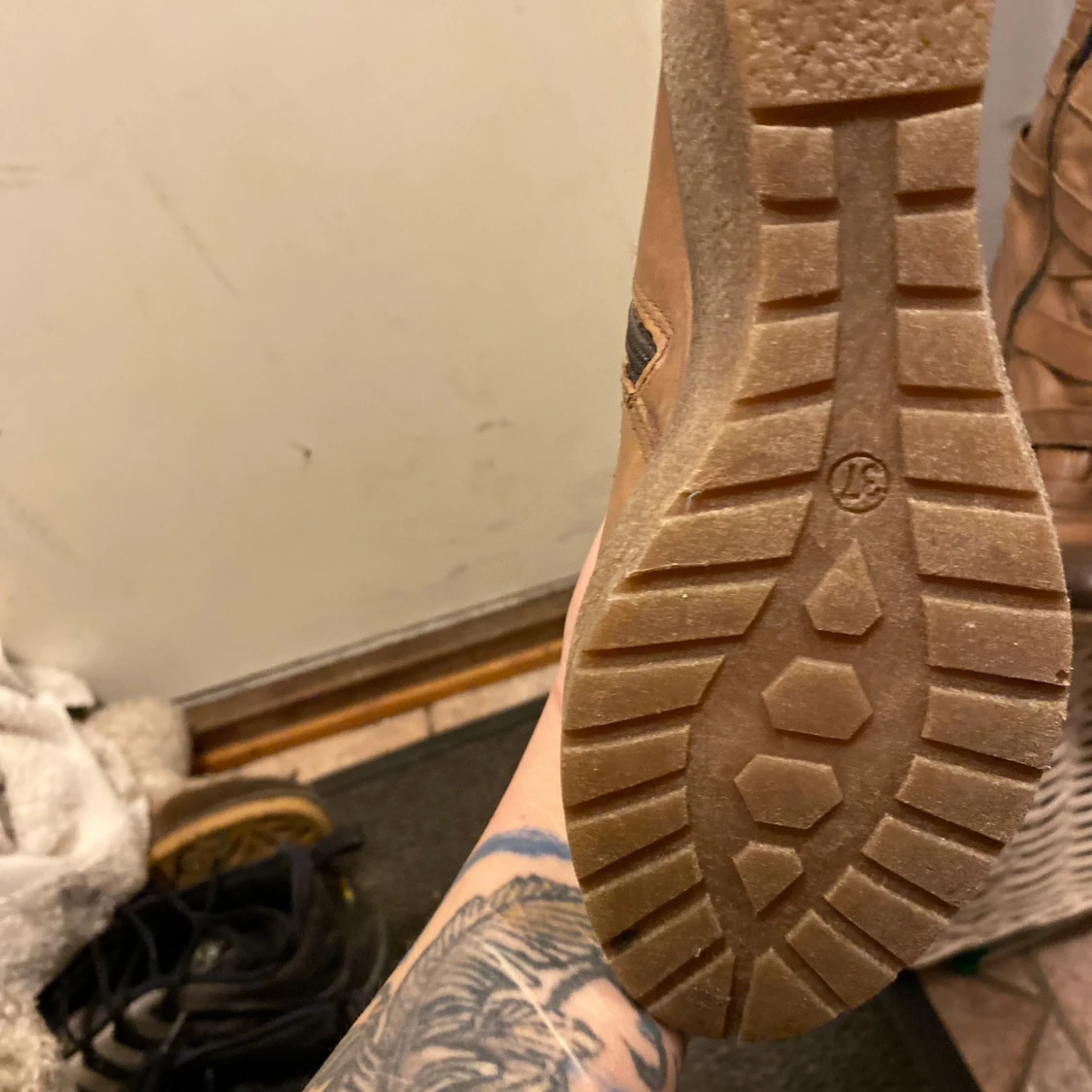 Bruna kilklackade boots med spännen - 91