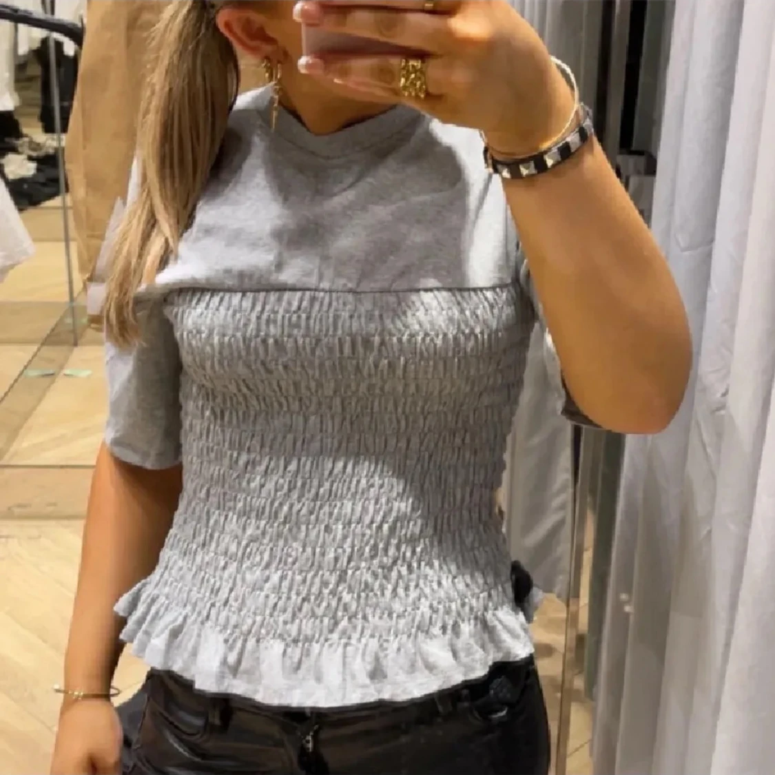 Grå smockad topp