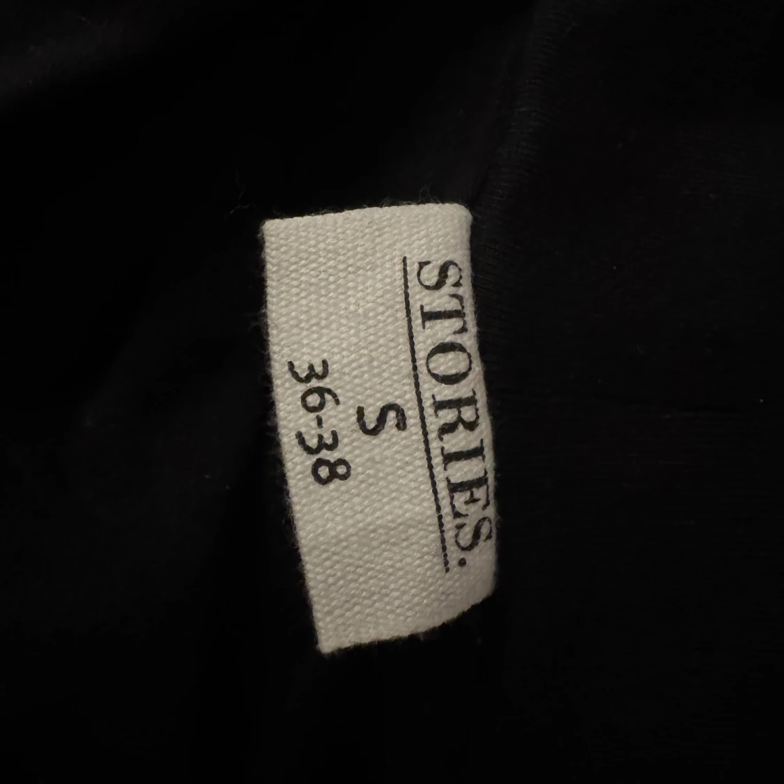 Svart offshoulder topp från Stories - 91