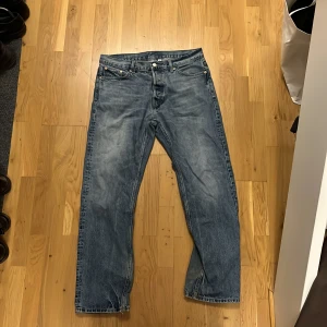 Weekday Space Jeans - Säljer de här för att de passar inte längre på mig. Hade inte på mig de så mycket när jag passade i jeansen. Brast vid höger bakficka (bild 3) men ihopsydda med bara ett litet hål kvar