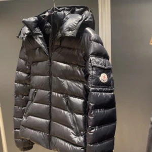 Moncler jacka - Hej hjäper min flickvän sälja sin jacka! Det är en fin moncler jacka i storlek 14år/164 (passar xs/s) som liknar modellen ”maya”. Jackan har små skavanker men fortfarande ett väldigt fint helhetsintryck och inget stort man tänker på och så klart är den äkta! Tvek inte på att ställa frågor och skickar gärna fler bildern på pm!