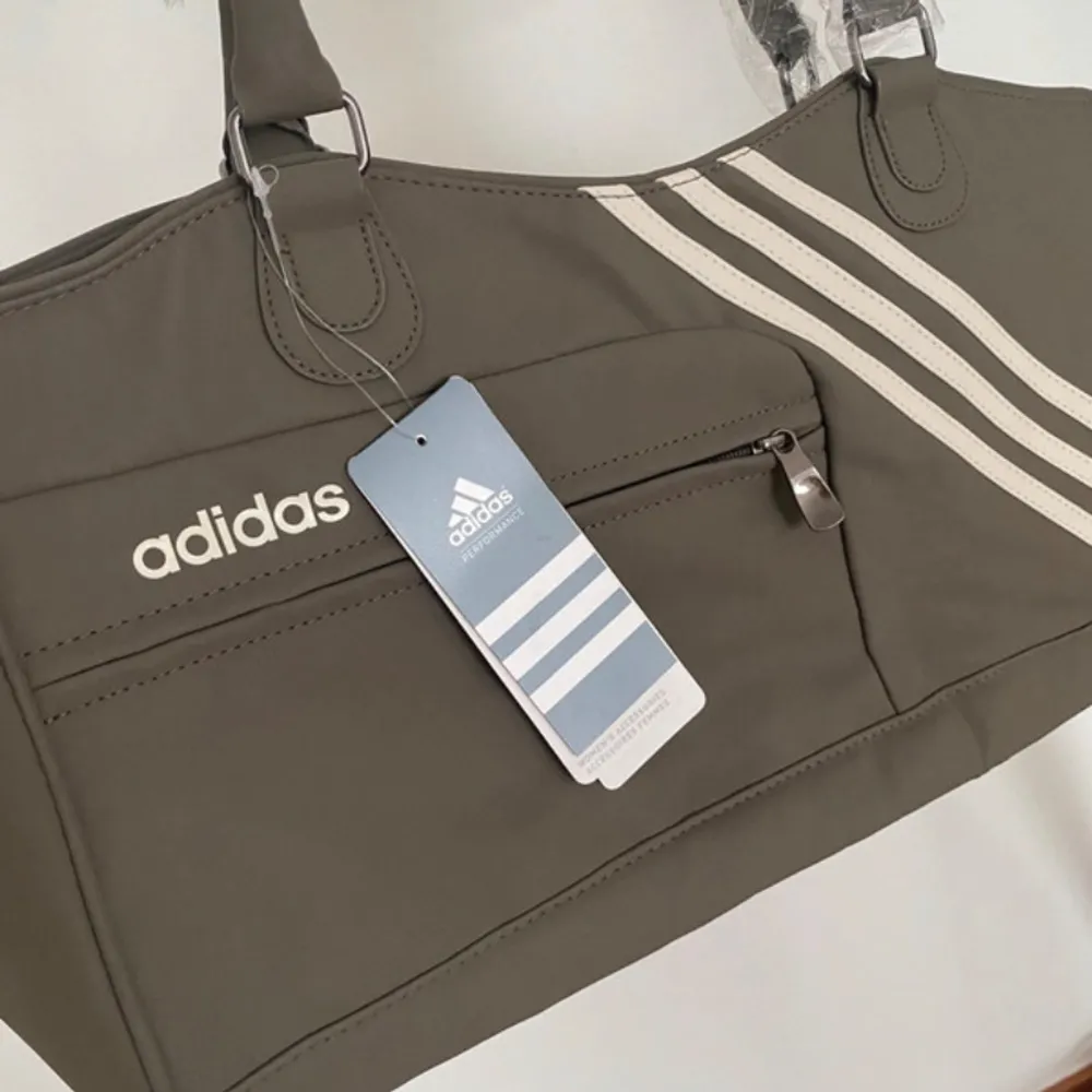 Adidas väska🩶. Laukut & Käsilaukut.