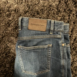Zegna jeans - Ermenegildo Zegna jeans. Iprincip helt nya, fantastiskt skick! Köpta på Zegna i Zürich. Nypris 6999kr. Storlek 48 vilket motsvarar typ 31. Passar dock 30 och 32 också. Måtten ser ni på sista bilden. Tveka inte på att höra av er vid frågor! Pris går att diskutera. 🤝