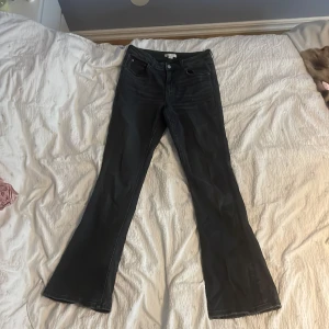 Svarta low waisted bootcut jeans  - Snygga svarta bootcut jeans från Gina Tricot. De har en klassisk femficksdesign och är perfekta för en stilren look. Passar bra till både vardag och mer uppklädda tillfällen.