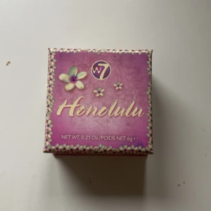 Honolulu Bronzer från W7 - Säljer en Honolulu Bronzer från W7. Den kommer i en söt lila förpackning med blommönster. Perfekt för att ge ansiktet en solkysst look.knappt använd då jag har bättre