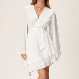 Vit klänning - Elegant vit klänning från Adoore med långa ärmar. Perfekt som studentklänning!